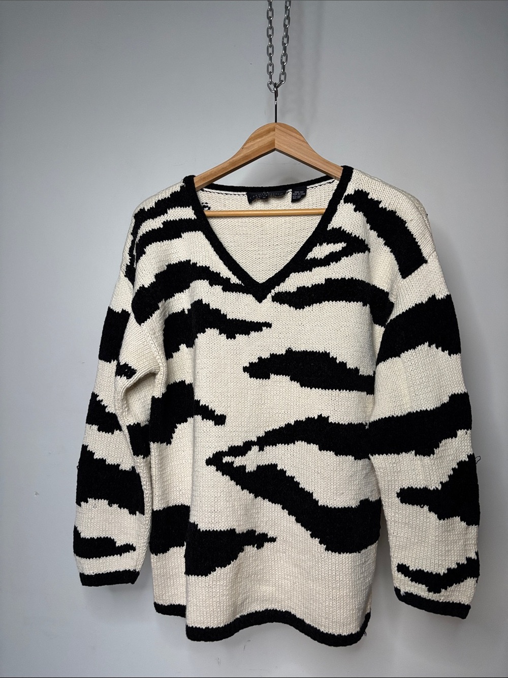 Vintage V-Neck Patterned Sweater Heavy Knit Black & Cream Size Medium